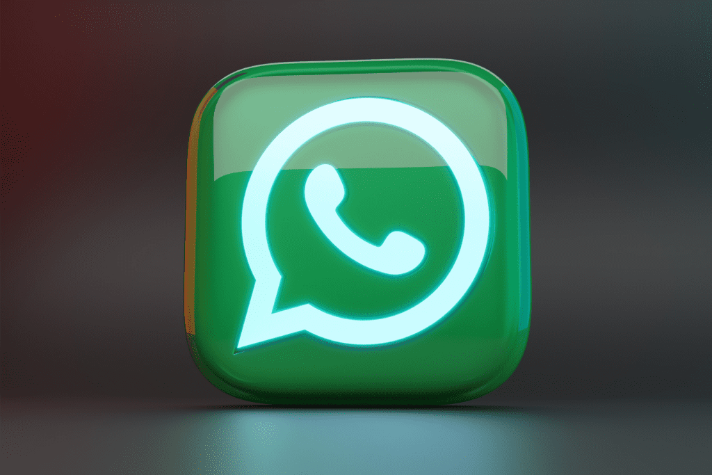 An 3D illustration of the WhatsApp logo is seen on a background, decorative image for WhatsApp disappearing messages