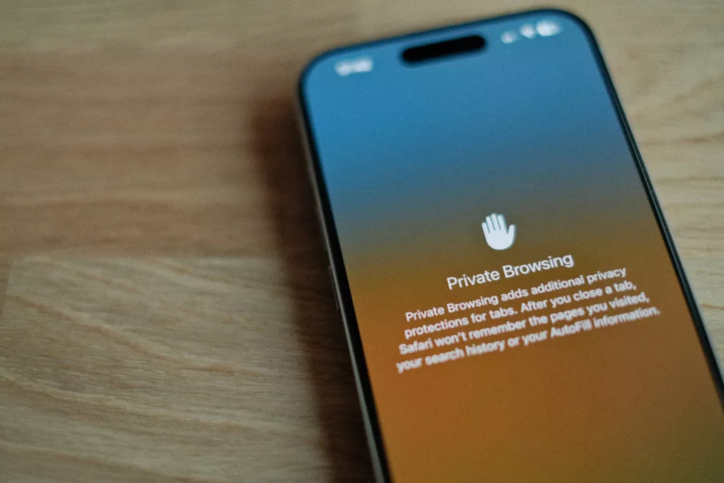 mobile phone showing a message about private browsing safari privacy settings